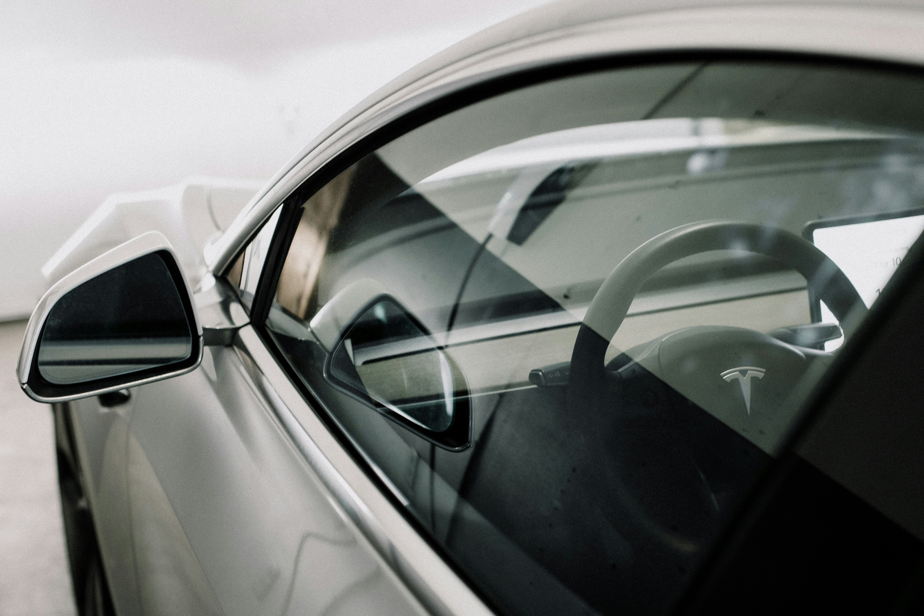 Schlieren auf Autoscheibe sichtbar